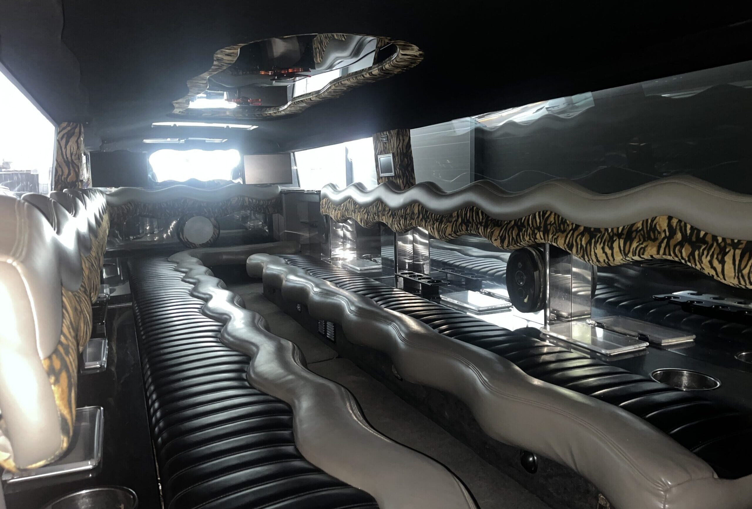 Hummer;Cadillac XL (2)
